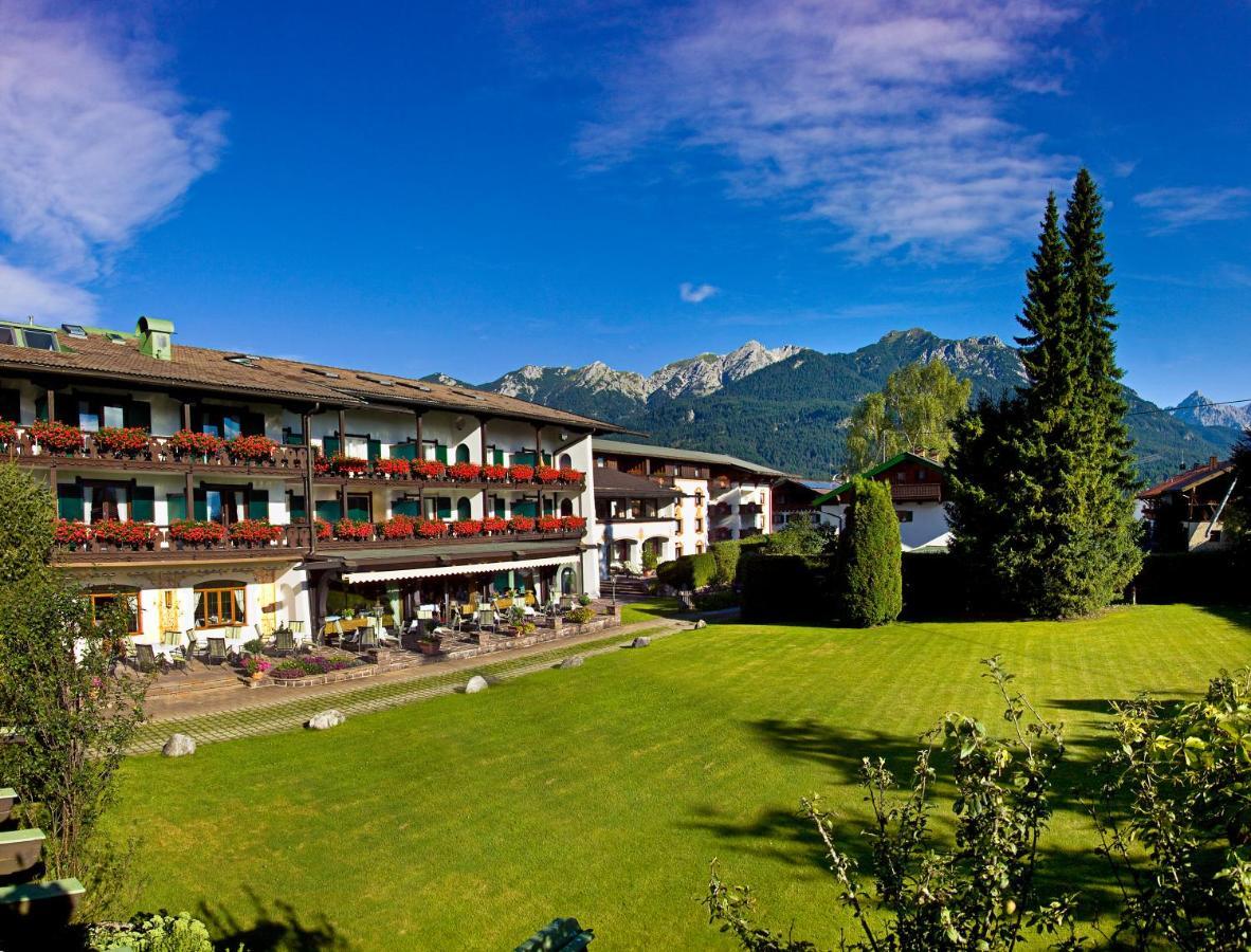Parkhotel Wallgau 4 Sterne Superior Alpenjuwel Mit Spa Genuss, Golf & Wellness In Der Karwendel-Region Tradition Trifft Eleganz Im Stilvollen Rueckzugsort Bilik gambar